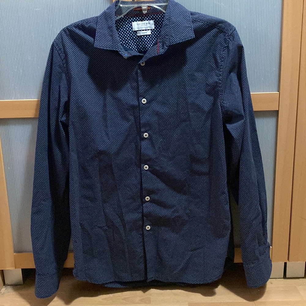 Small EUC Cactus Man Navy Blue Diamond Button Down